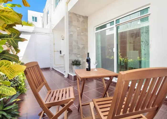 Family House With Pool In